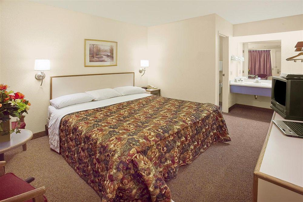 Americas Best Value Inn-Pittsburgh Airport Coraopolis Room photo